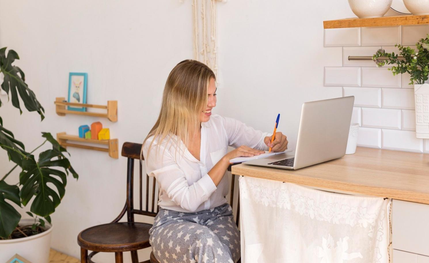 Familia planificando sus finanzas en casa